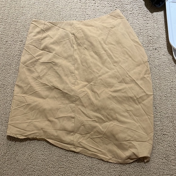 Beige zip up skirt. - Picture 2 of 3